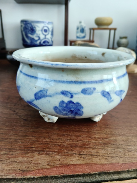 古玩陶瓷青花花卉紋三足爐真品鑒賞圖