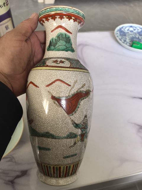 古玩陶瓷哥釉五彩刀馬人瓶真品鑒賞圖