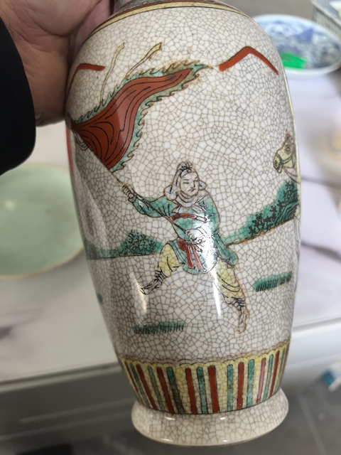 古玩陶瓷哥釉五彩刀馬人瓶真品鑒賞圖