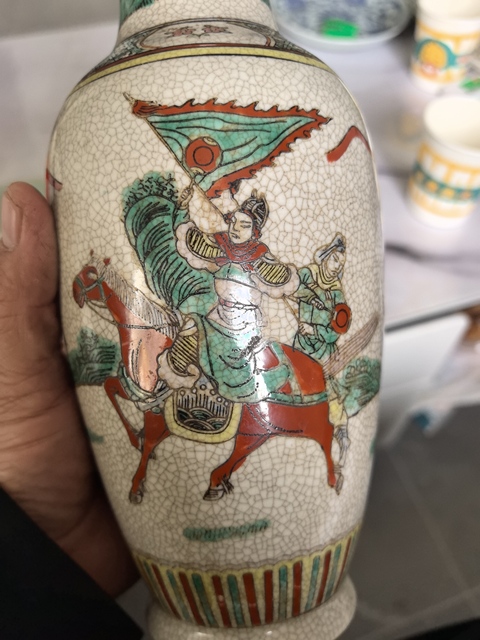 古玩陶瓷哥釉五彩刀馬人瓶真品鑒賞圖