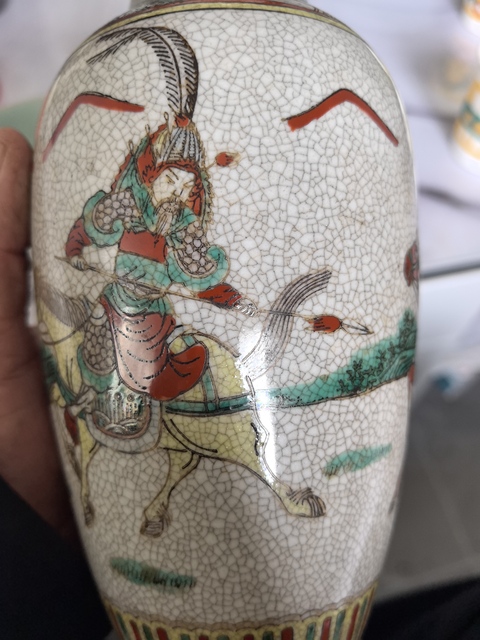 古玩陶瓷哥釉五彩刀馬人瓶真品鑒賞圖