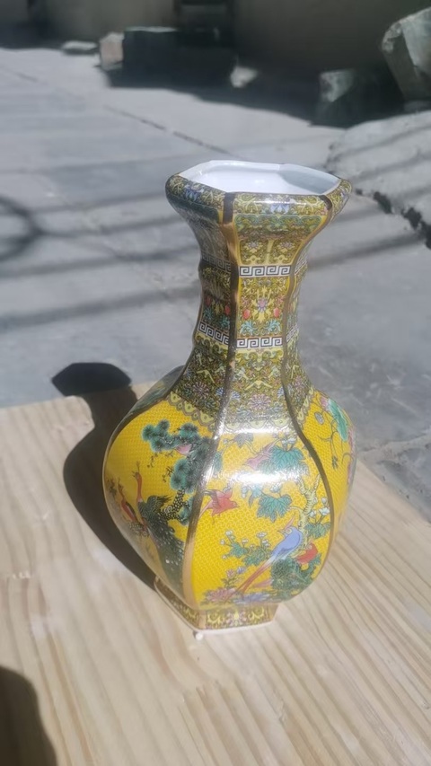 古玩陶瓷黃地粉彩花鳥紋瓶真品鑒賞圖