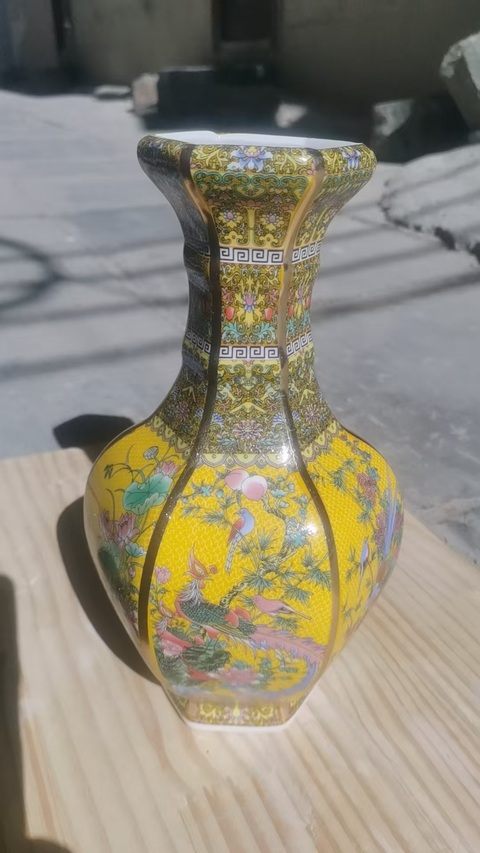 古玩陶瓷黃地粉彩花鳥紋瓶真品鑒賞圖