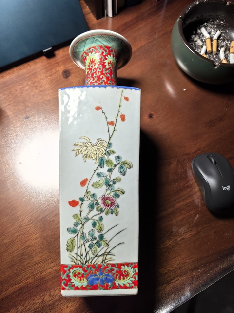 古玩陶瓷粉彩花卉天圓地方瓶真品鑒賞圖