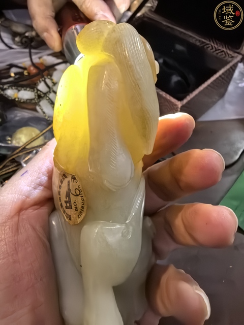 古玩玉器和田玉瑞獸手把件真品鑒賞圖