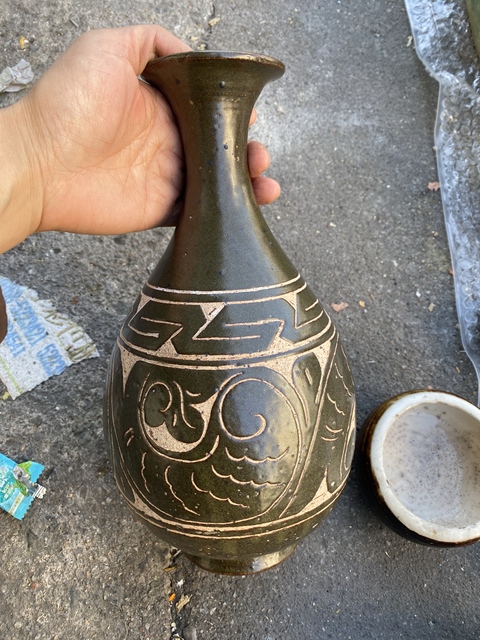 古玩陶瓷刻花瓶真品鑒賞圖