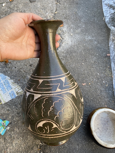 古玩陶瓷刻花瓶真品鑒賞圖