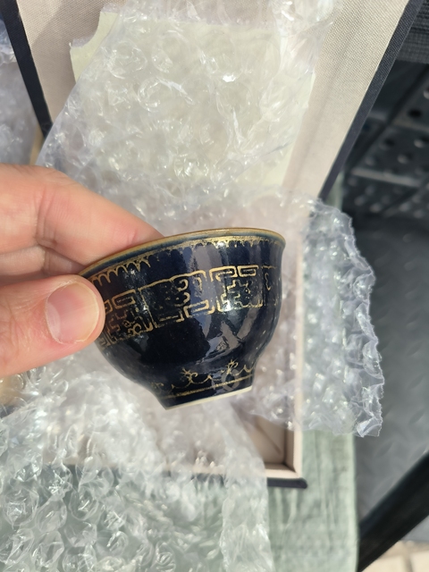 古玩陶瓷清乾隆霽藍釉描金夔龍紋杯真品鑒賞圖