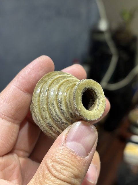 古玩陶瓷越窯青瓷弦紋瓶真品鑒賞圖