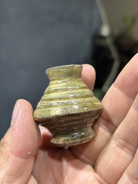 古玩陶瓷越窯青瓷弦紋瓶真品鑒賞圖