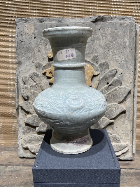 古玩陶瓷云市窯花卉紋盤口瓶真品鑒賞圖