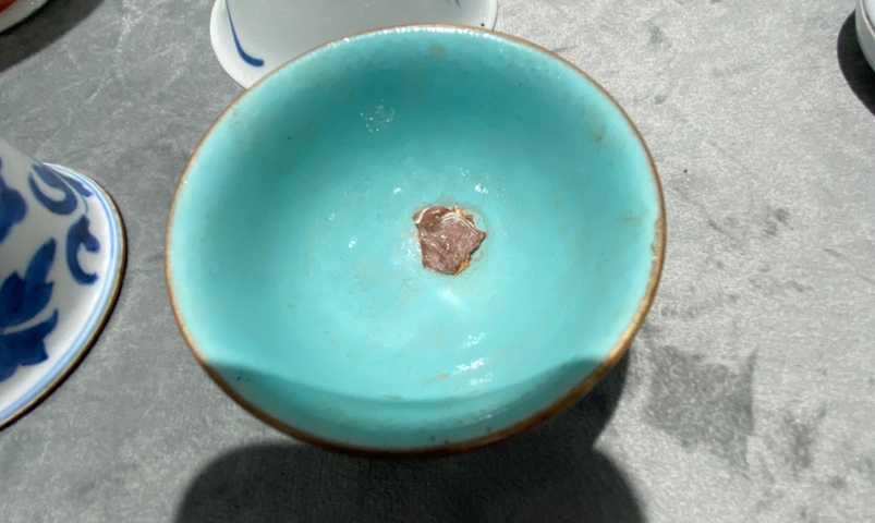 古玩陶瓷清乾隆霽藍釉描金夔龍紋杯真品鑒賞圖