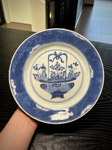 古玩陶瓷青花提籃花卉紋盤真品鑒賞圖