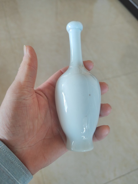 古玩陶瓷民國 青綠山水紋蒜頭瓶真品鑒賞圖