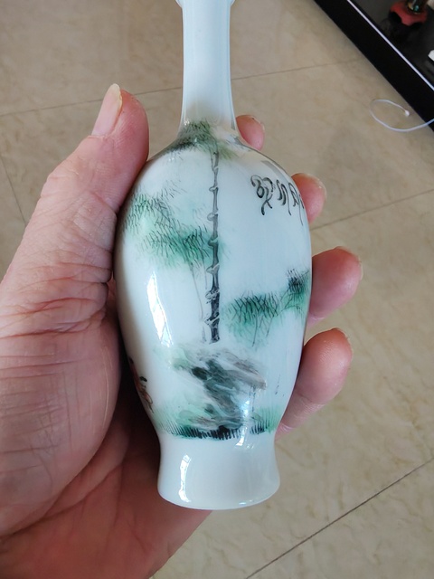 古玩陶瓷民國 青綠山水紋蒜頭瓶真品鑒賞圖