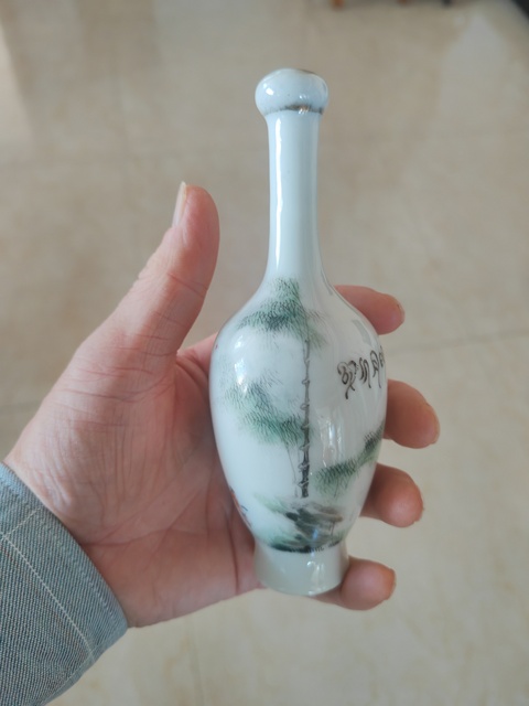 古玩陶瓷民國 青綠山水紋蒜頭瓶真品鑒賞圖