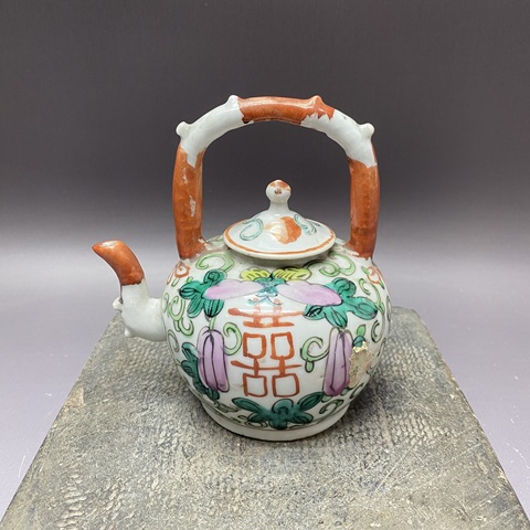 古玩陶瓷瓜蝶連綿囍字紋粉彩提梁壺真品鑒賞圖