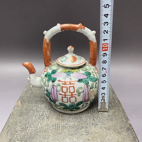 古玩陶瓷瓜蝶連綿囍字紋粉彩提梁壺真品鑒賞圖