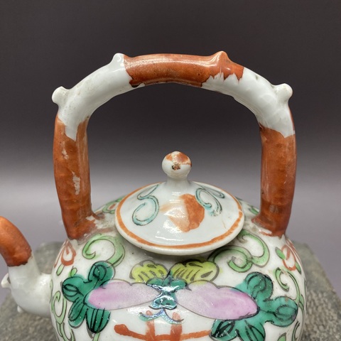 古玩陶瓷瓜蝶連綿囍字紋粉彩提梁壺真品鑒賞圖