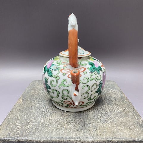 古玩陶瓷瓜蝶連綿囍字紋粉彩提梁壺真品鑒賞圖