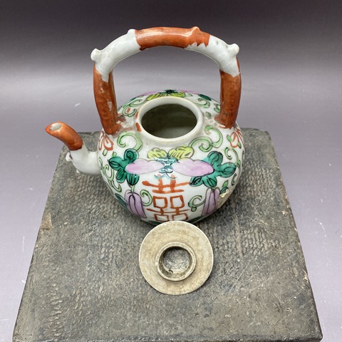 古玩陶瓷瓜蝶連綿囍字紋粉彩提梁壺真品鑒賞圖