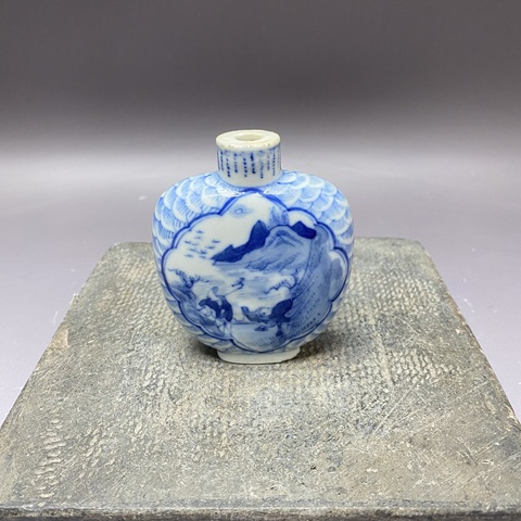 古玩陶瓷人物山水紋青花鼻煙壺真品鑒賞圖