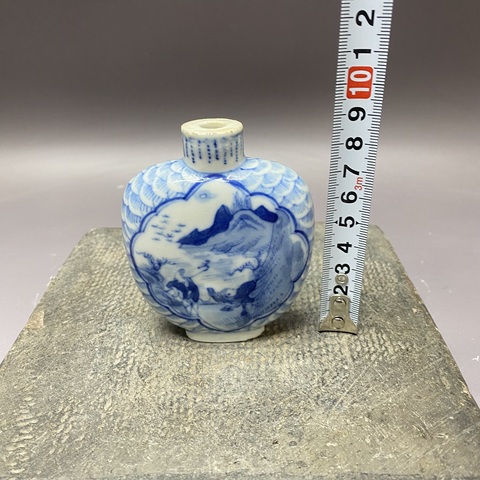 古玩陶瓷人物山水紋青花鼻煙壺真品鑒賞圖