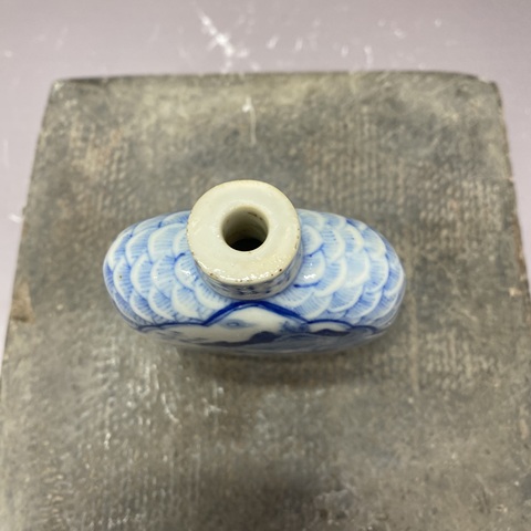 古玩陶瓷人物山水紋青花鼻煙壺真品鑒賞圖