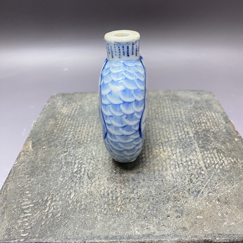 古玩陶瓷人物山水紋青花鼻煙壺真品鑒賞圖