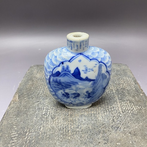 古玩陶瓷人物山水紋青花鼻煙壺真品鑒賞圖