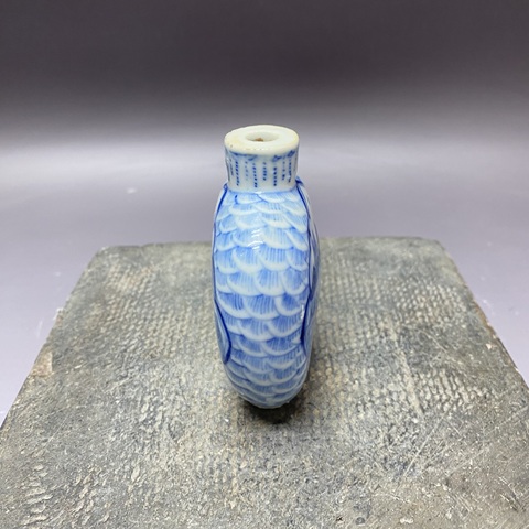 古玩陶瓷人物山水紋青花鼻煙壺真品鑒賞圖