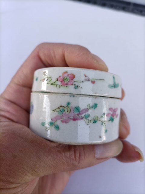 古玩陶瓷粉彩二喬圖粉盒真品鑒賞圖