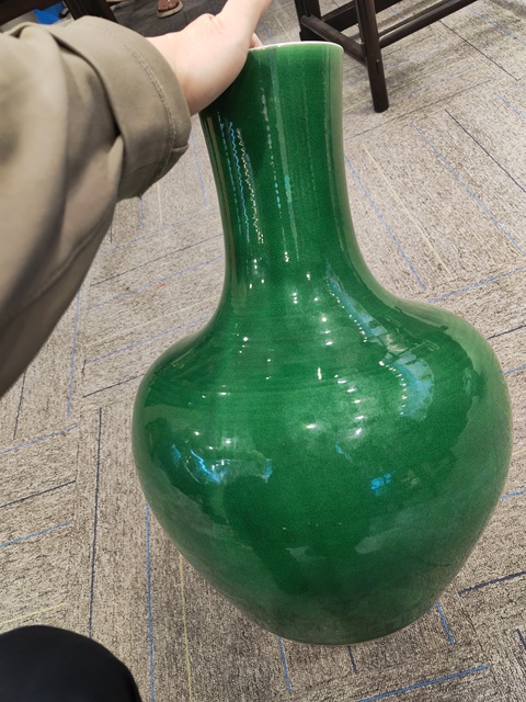 古玩陶瓷魚籽綠釉天球瓶真品鑒賞圖