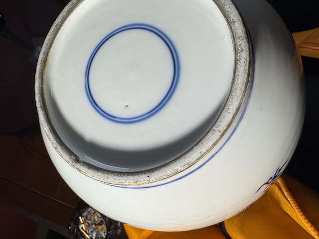 古玩陶瓷花卉紋青花天球瓶真品鑒賞圖