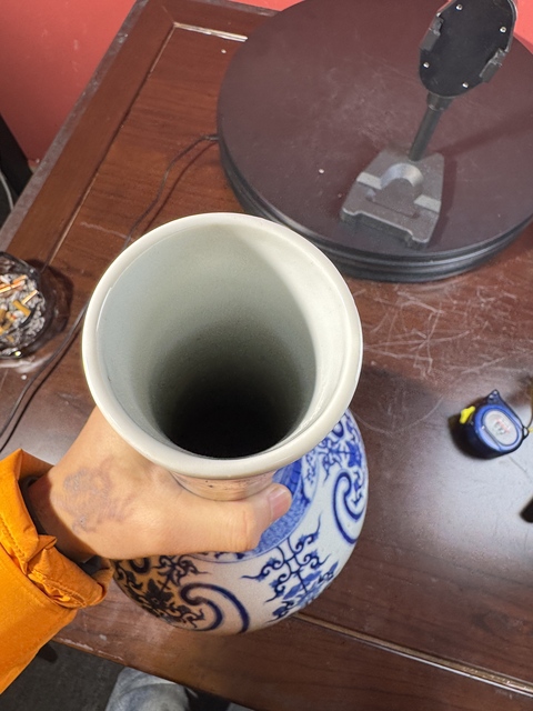 古玩陶瓷花卉紋青花天球瓶真品鑒賞圖