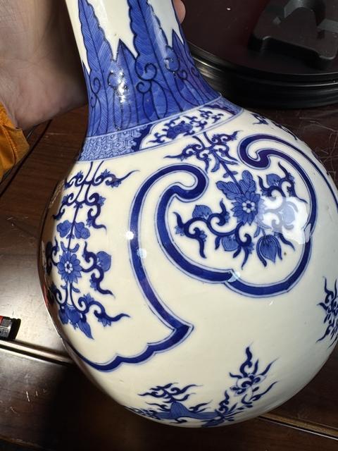 古玩陶瓷花卉紋青花天球瓶真品鑒賞圖