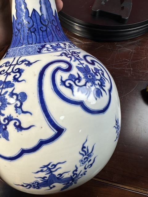 古玩陶瓷花卉紋青花天球瓶真品鑒賞圖