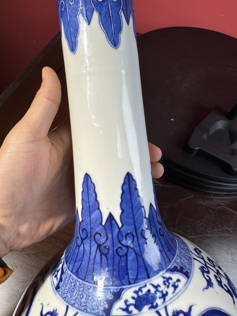 古玩陶瓷花卉紋青花天球瓶真品鑒賞圖