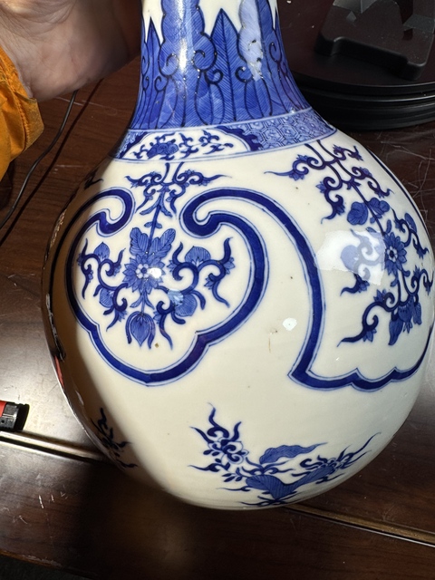 古玩陶瓷花卉紋青花天球瓶真品鑒賞圖