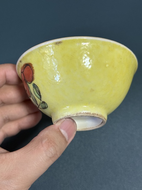 古玩陶瓷黃地花卉紋杯真品鑒賞圖