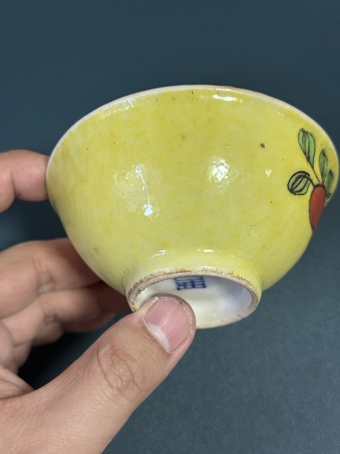 古玩陶瓷黃地花卉紋杯真品鑒賞圖