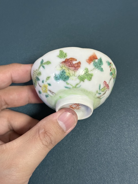 古玩陶瓷花卉紋粉彩小碗真品鑒賞圖