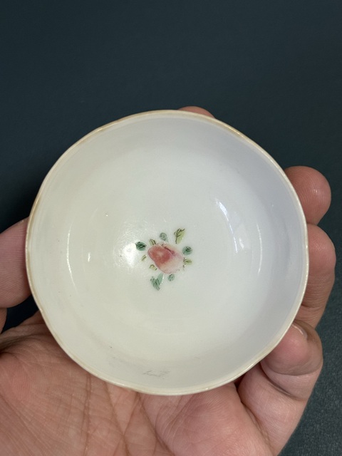 古玩陶瓷花卉紋粉彩小碗真品鑒賞圖