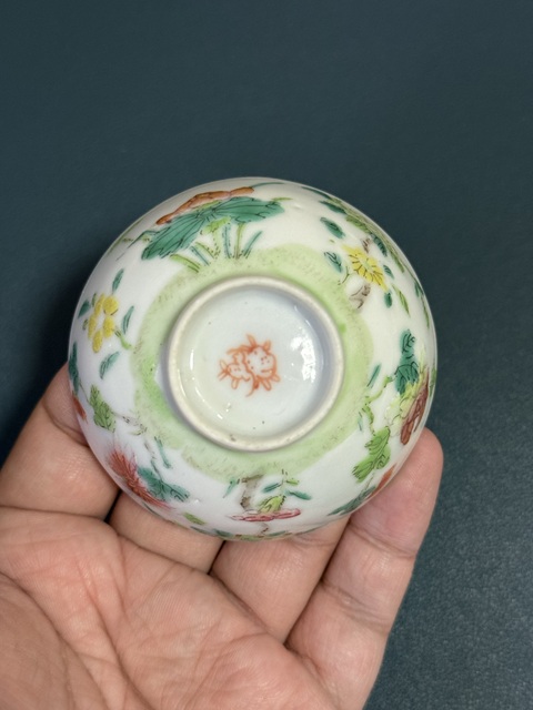 古玩陶瓷花卉紋粉彩小碗真品鑒賞圖
