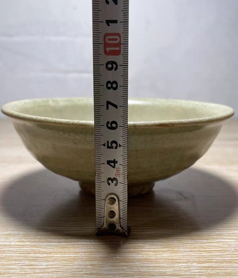 古玩陶瓷龍泉青瓷花卉紋碗真品鑒賞圖