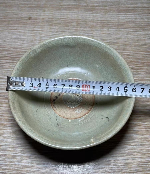 古玩陶瓷龍泉青瓷花卉紋碗真品鑒賞圖