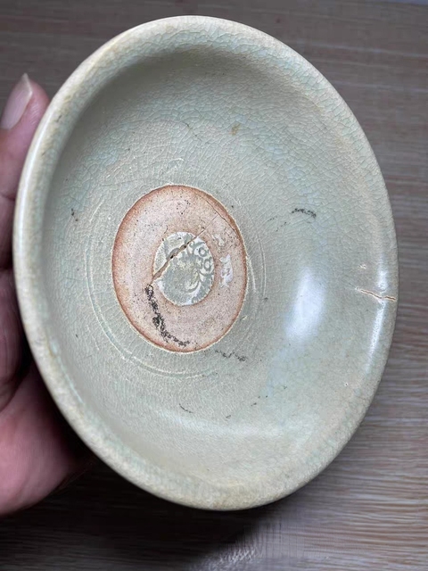 古玩陶瓷龍泉青瓷花卉紋碗真品鑒賞圖