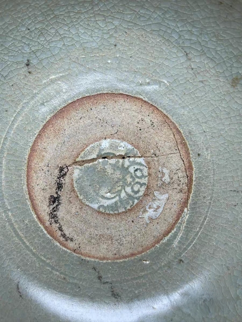 古玩陶瓷龍泉青瓷花卉紋碗真品鑒賞圖