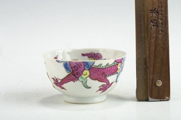 古玩陶瓷清中·粉彩過墻龍紋杯真品鑒賞圖