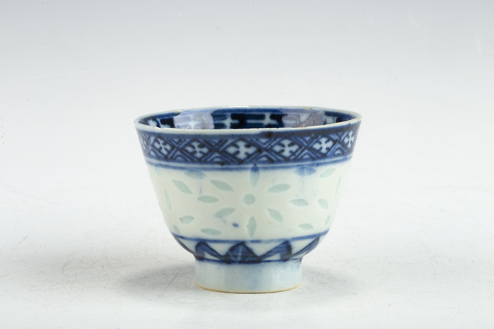 古玩陶瓷清晚·青花花卉紋玲瓏瓷杯拍賣，當前價格128元